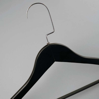 Плечики-вешалка из дерева для одежды, L445 мм - C30N/1-К(черн/хром)